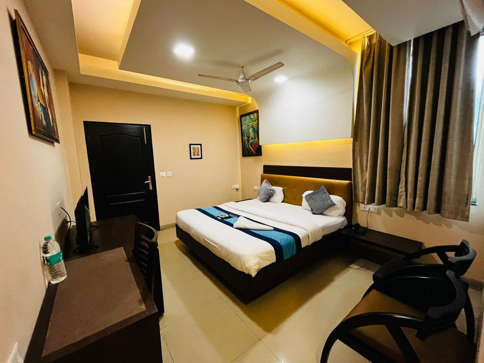 Hotel Mvr Stay By Admire Inn Нойда Екстер'єр фото